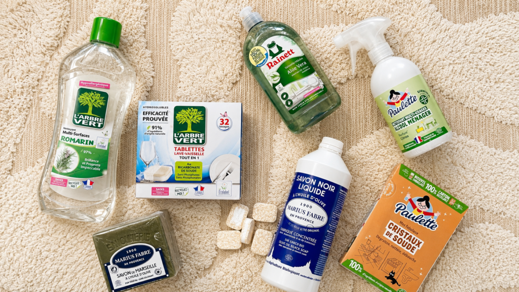 Produits ménagers naturels et écologiques pour l'entretien de la maison : savon de Marseille, savon noir, cristaux de soude, nettoyant multi-usages et liquide vaisselle écologique.