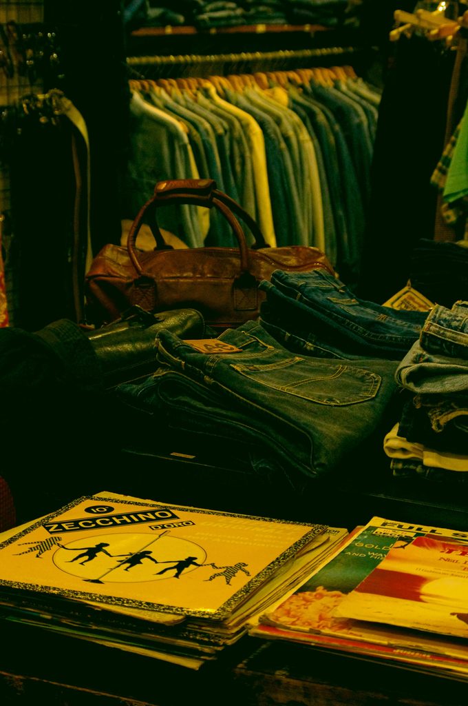 Friperie, magasin de seconde main vêtements et accessoires  